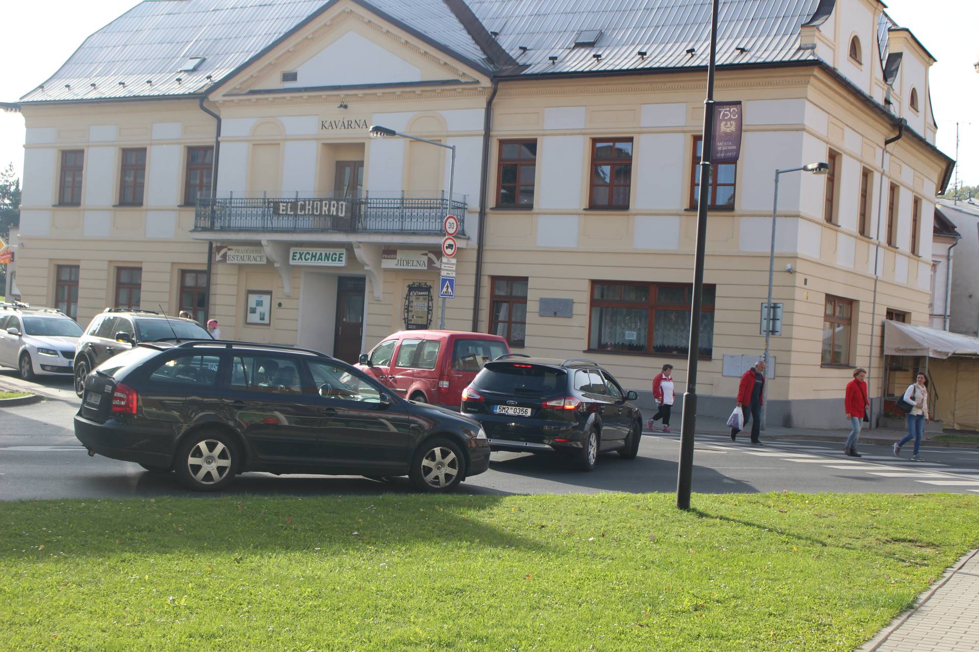 KŘIŽOVATKU U PRADĚDU MAJÍ ŘÍDIT SEMAFORY