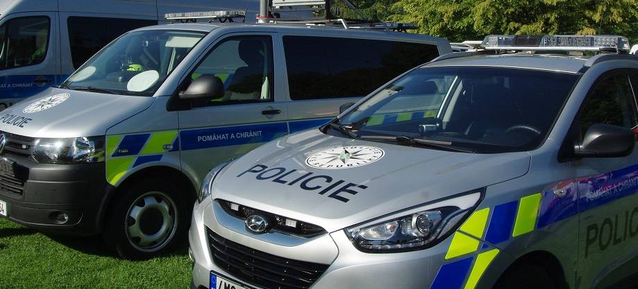 POLICEJNÍ RADAR V AKCI, SUNDEJTE NOHU Z PLYNU