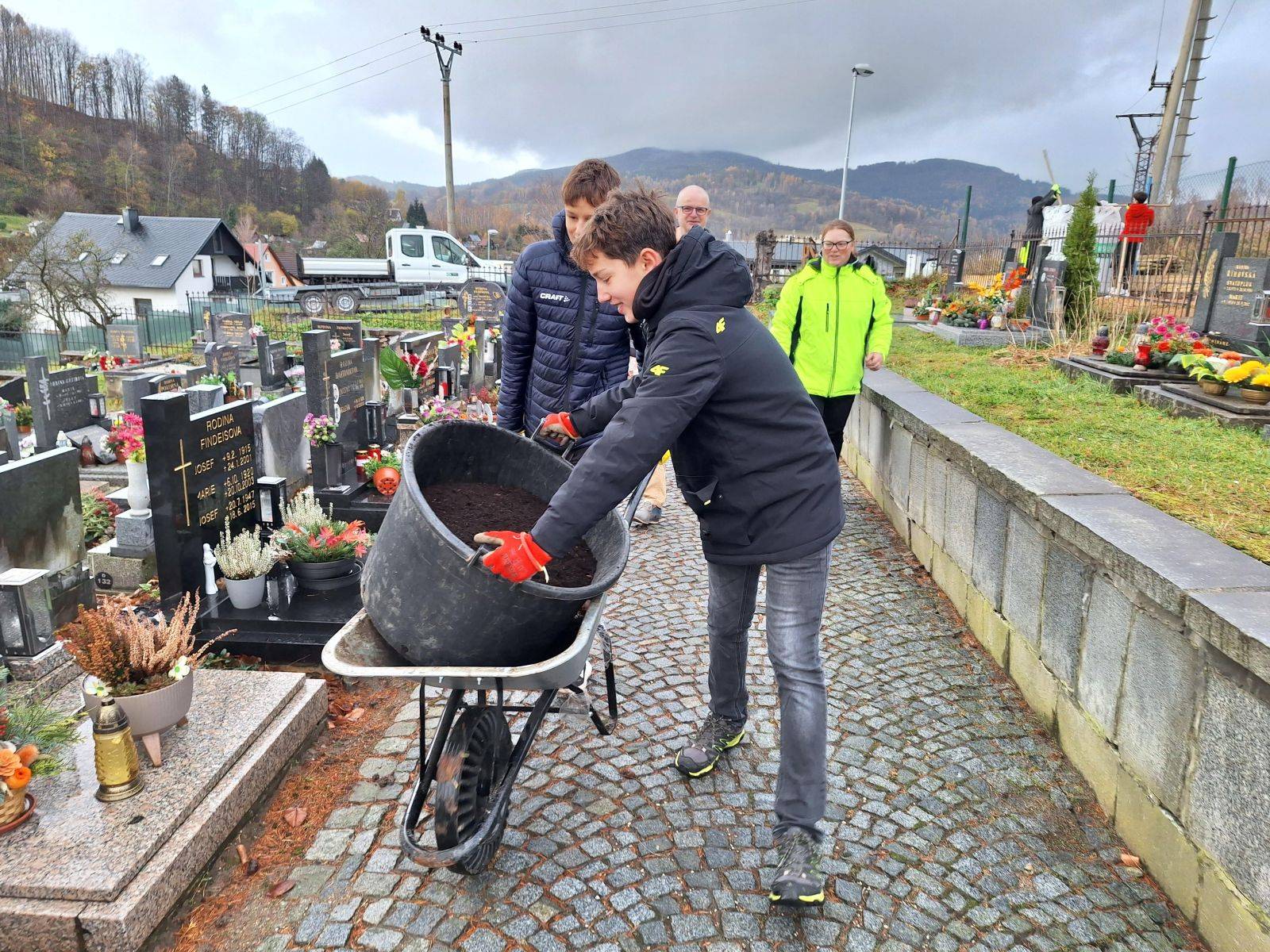 ŽÁCI ZE ZŠ NÁBŘEŽNÍ POMÁHALI S VÝSADBOU HABRŮ