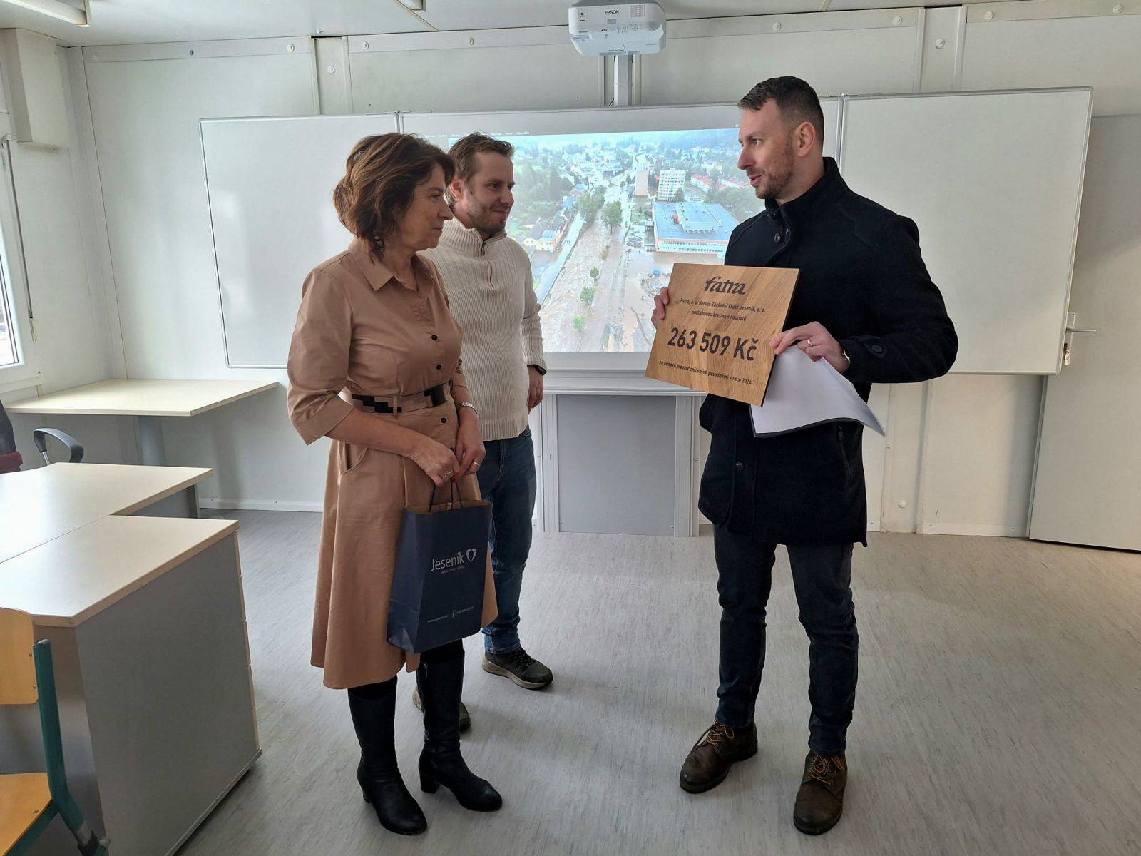 ŽÁCI ZAHÁJILI VÝUKU V NOVÉ MODULÁRNÍ ŠKOLE, SVOU NÁVŠTĚVOU JE POCTILA PRVNÍ DÁMA