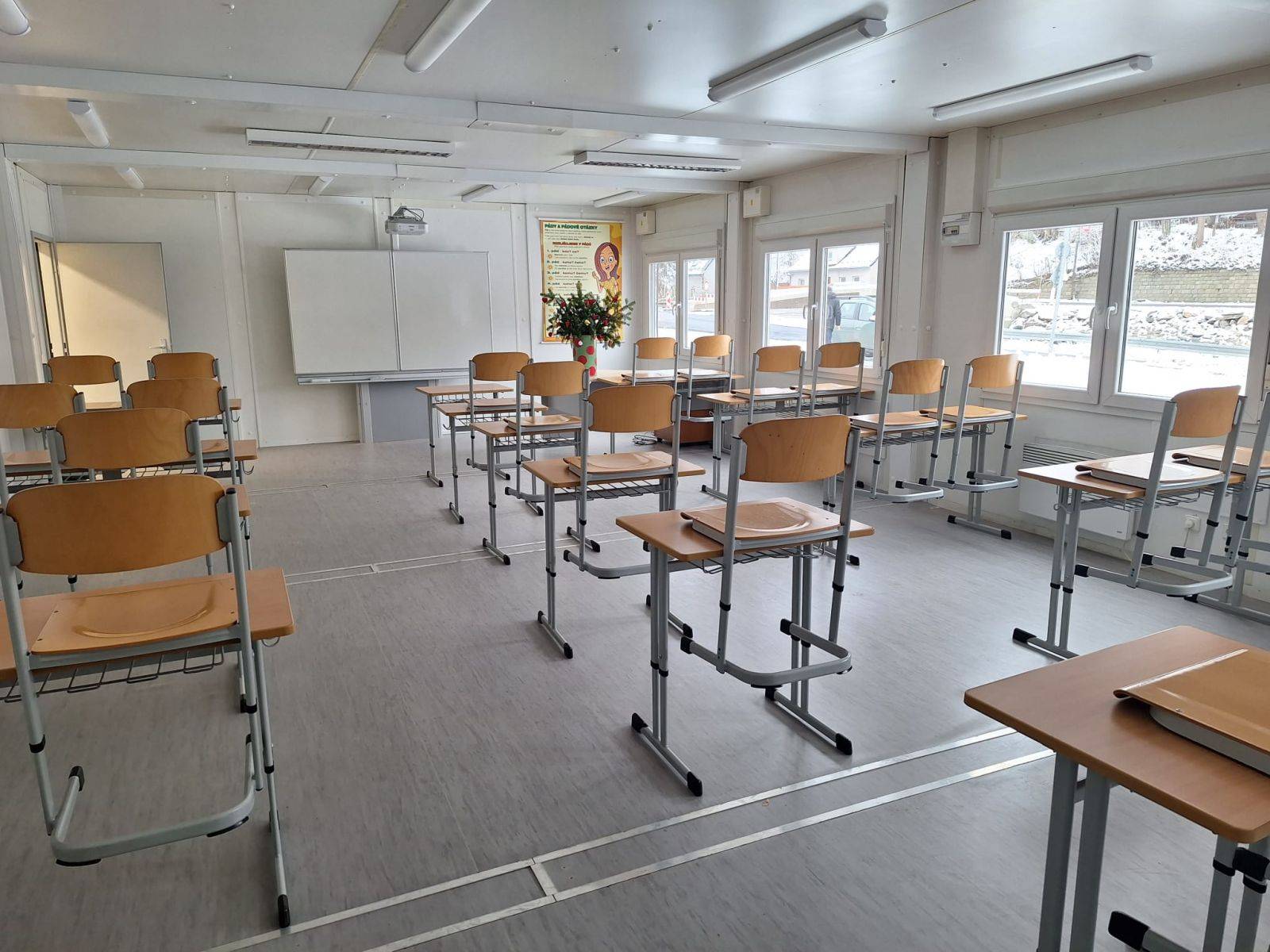 ŽÁCI ZAHÁJILI VÝUKU V NOVÉ MODULÁRNÍ ŠKOLE, SVOU NÁVŠTĚVOU JE POCTILA PRVNÍ DÁMA