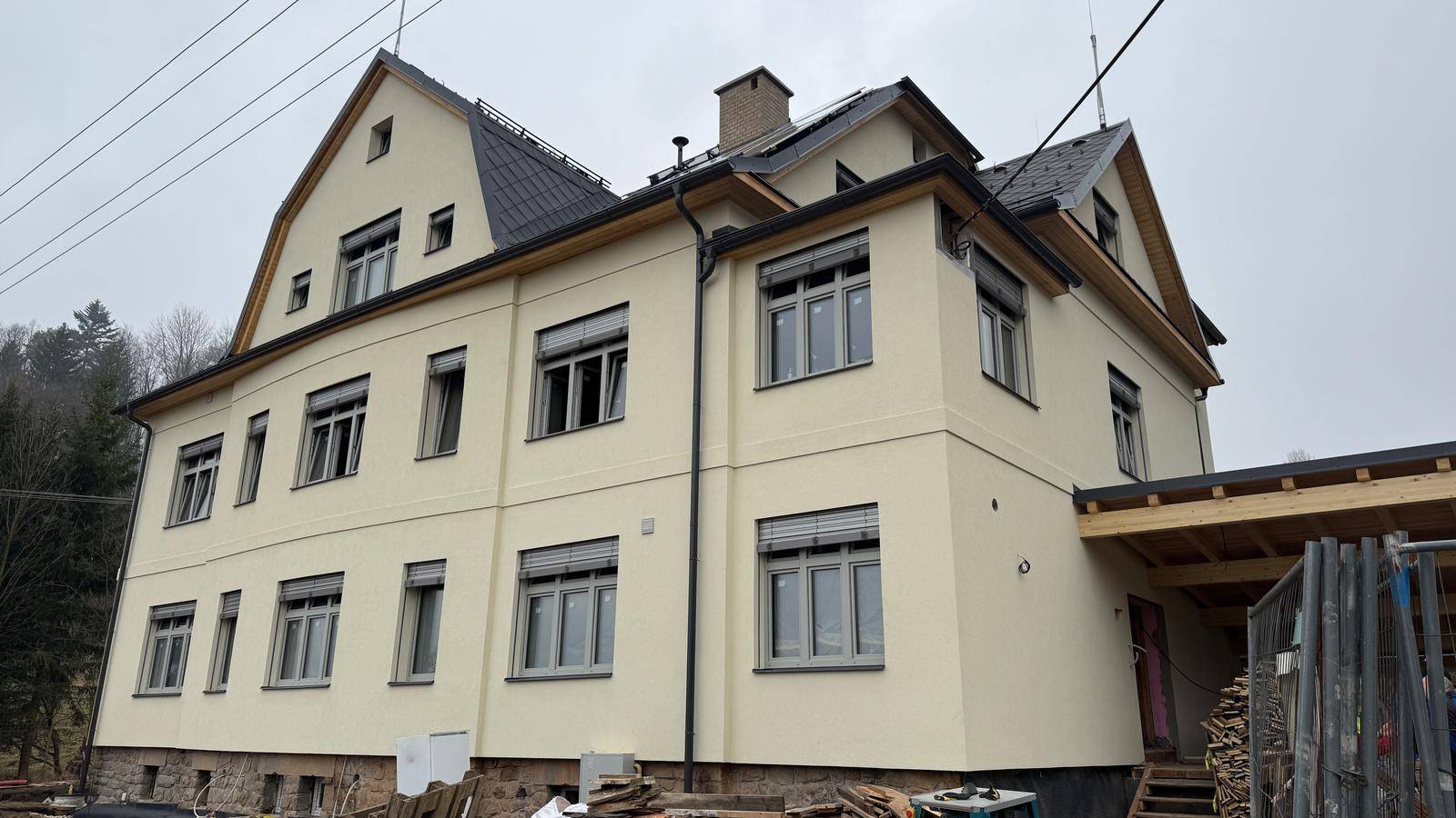 ULOŽILI JSME ČASOVOU SCHRÁNKU NA KALVODOVĚ ULICI. OTEVŘÍT SE MÁ ZA 50 LET