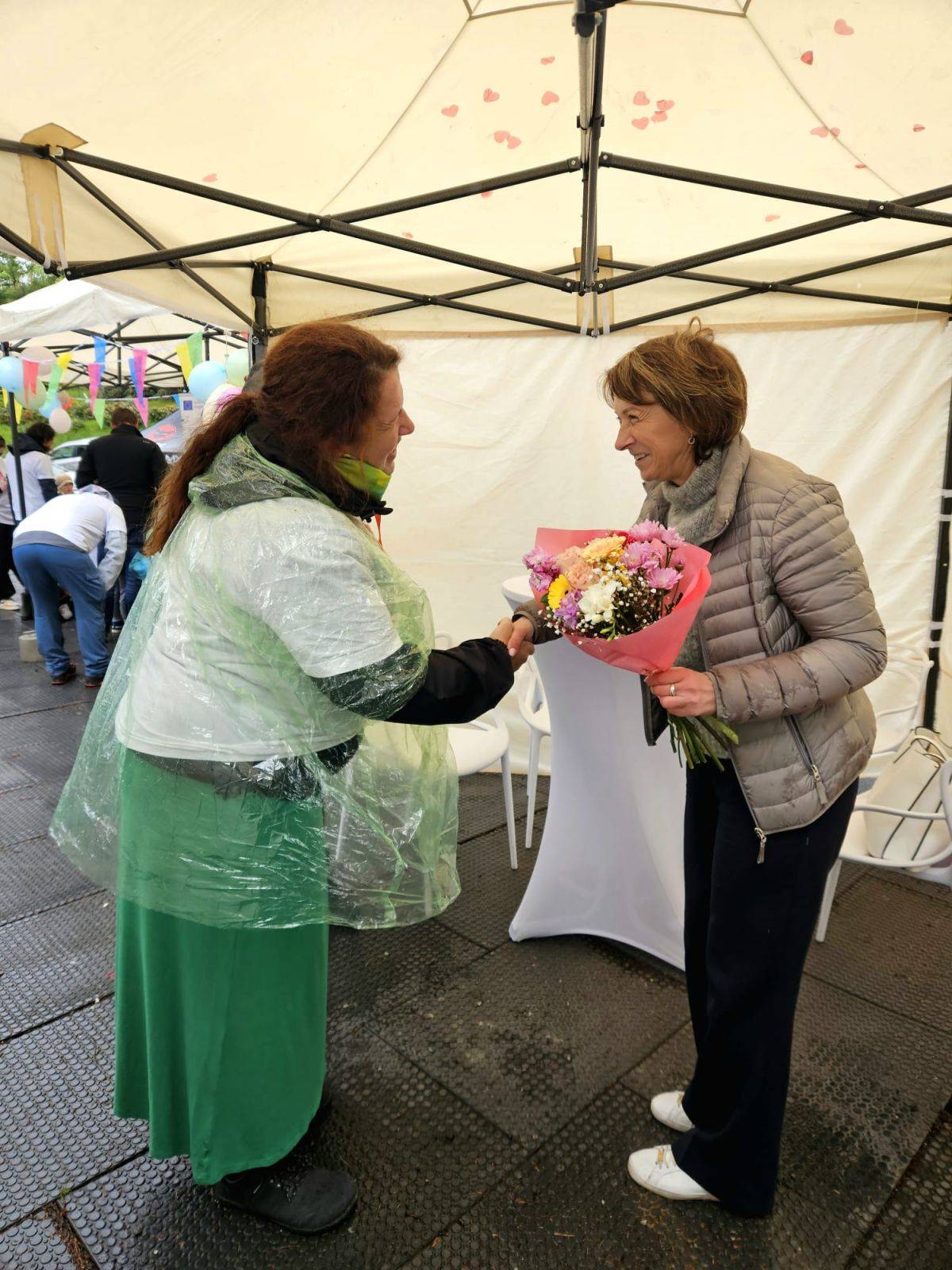 DUHOVÝ BĚH SI ZABĚHLA I PŘES NEPŘÍZEŇ POČASÍ STOVKA RODIN S DĚTMI