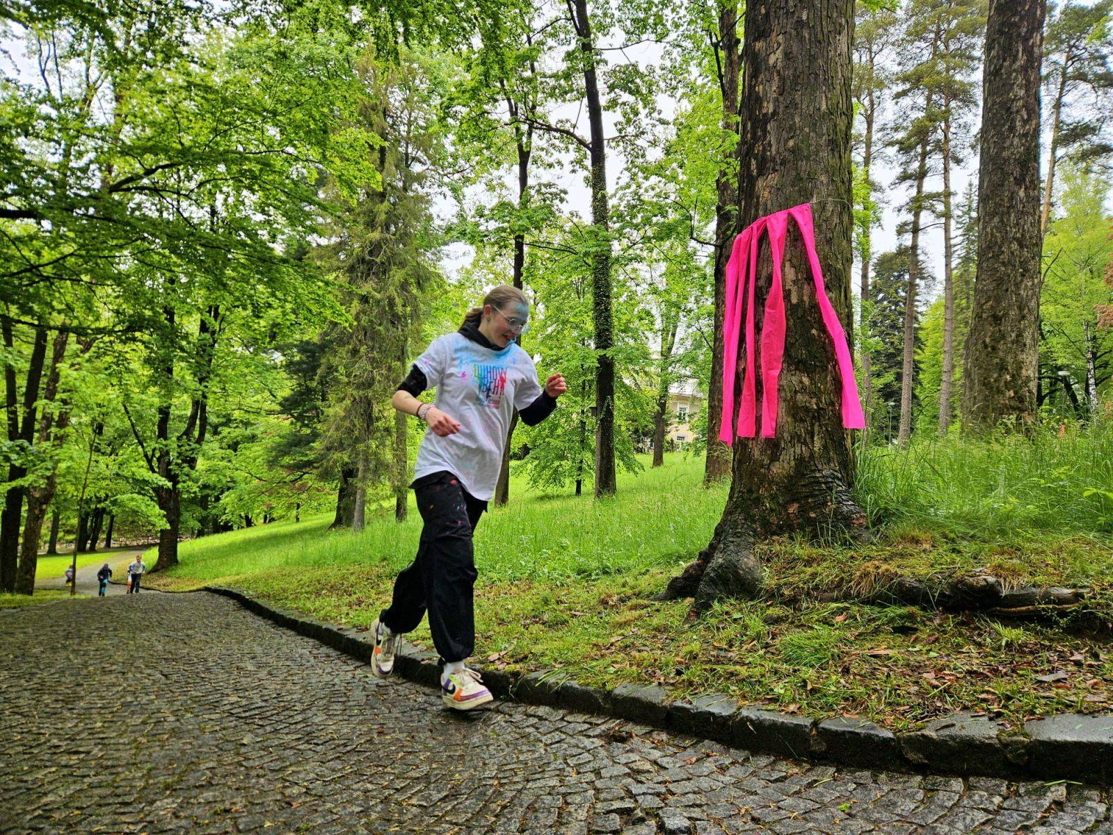 DUHOVÝ BĚH SI ZABĚHLA I PŘES NEPŘÍZEŇ POČASÍ STOVKA RODIN S DĚTMI