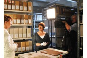 Bohumila Tinzová v archivu při natáčení dokumentu pro německou televizi. Foto: archiv BT