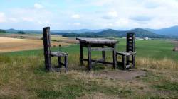 Obři stůl a židle na Sedmi Lánech