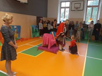 STOVKA PRVŇÁČKŮ BYLA PASOVÁNA NA ŽÁKY ŠKOLY