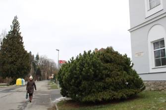 V HUSOVĚ ULICI VZNIKNE NOVÝ CHODNÍK A PARKOVACÍ STÁNÍ