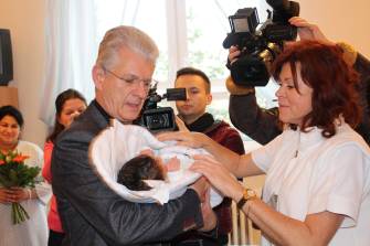 HEJTMAN PŘEDAL DÁRKY PRO PRVNÍ MIMINKO OLOMOUCKÉHO KRAJE