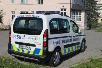 STRÁŽNÍCI DOPADLI MUŽE PODEZŘELÉ Z LOUPEŽNÉHO PŘEPADENÍ. DÍKY OZNÁMENÍ