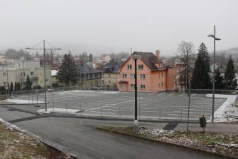 NOVÉ PARKOVIŠTĚ POD BUDOVOU IPOS DOKONČENO