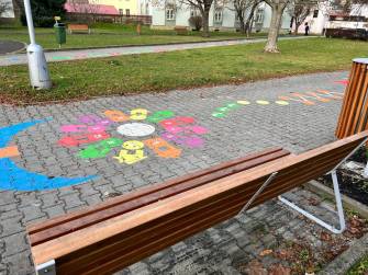 NÁM. HRDINŮ KRÁŠLÍ MALOVANÉ HRY I NOVÉ LAVIČKY