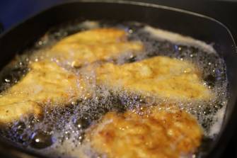 OLEJ ZE SMAŽENÍ PATŘÍ DO SPECIÁLNÍHO KONTEJNERU