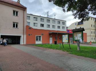PROSTOR ZA PRŮCHODEM VYPADÁ DŮSTOJNĚJI