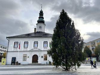 NA NÁMĚSTÍ JIŽ STOJÍ VÁNOČNÍ STROM