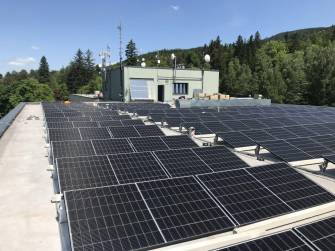 NA IPOSE PROBÍHÁ INSTALACE FOTOVOLTAICKÉ ELEKTRÁRNY