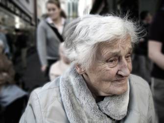 STRÁŽNÍCI ZACHRÁNILI ŽIVOT ZRANĚNÉ ŽENĚ A JEJÍM SOUSEDŮM