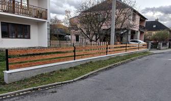 JESENÍK POMOHL OBYVATELŮM S OBNOVOU PLOTŮ PO POVODNI. PŘISPĚLA NADACE VIA