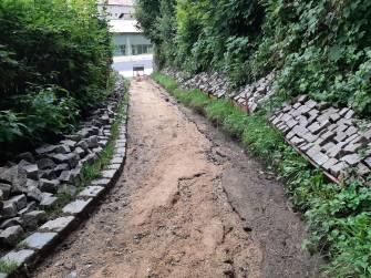 NA ULICI ALŠOVA PROBÍHÁ REKONSTRUKCE CHODNÍKU