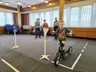 NA JESENICKÉM ÚŘADĚ JEZDÍ DĚTI NA KOLOBĚŽKÁCH