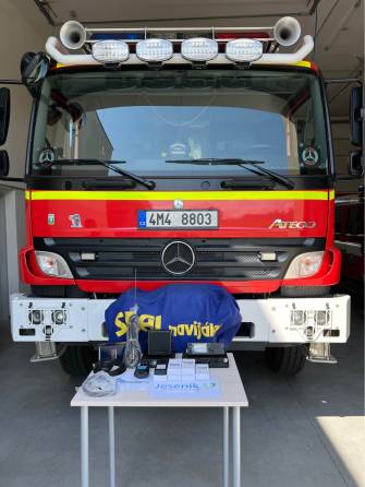 JEDNOTKA A SBOR DOBROVOLNÝCH HASIČŮ JESENÍK MÁ NOVÉ VOZIDLOVÉ RADIOSTANICE A BATERIE