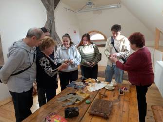 GENERAČNÍ OBRAZY: UMĚNÍ A FOTOGRAFIE PROPOJILY STUDENTY A SENIORY