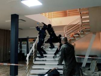 POLICISTÉ NACVIČOVALI NA IPOSE ZÁKROK PROTI AKTIVNÍMU ÚTOČNÍKOVI
