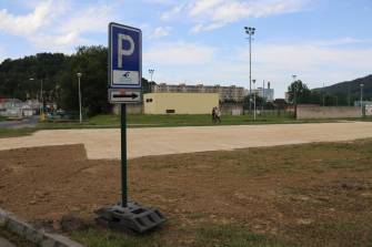NEJEN NÁVŠTĚVNÍKŮM KOUPALIŠTĚ SE OTEVŘELA NOVÁ PARKOVACÍ PLOCHA