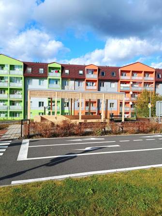 NOVÝ PŘÍSTŘEŠEK NA DOPRAVNÍM HŘIŠTI POSKYTNE ÚKRYT A POMŮŽE VE VÝUCE