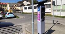 UPOZORNĚNÍ NA ZPOPLATNĚNÍ PARKOVIŠTĚ ZA SLOVANEM
