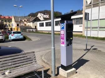 UPOZORNĚNÍ NA ZPOPLATNĚNÍ PARKOVIŠTĚ ZA SLOVANEM