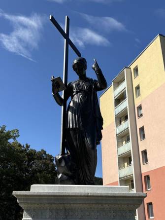 LITINOVÁ SOCHA BYLA OPATŘENA KŘÍŽEM