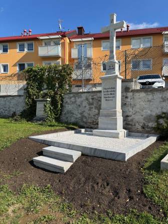 POKRAČUJEME V PÉČI O DROBNÉ PAMÁTKY NA HŘBITOVĚ V HUSOVĚ ULICI