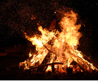 HASIČI PŘIPOMÍNAJÍ, ŽE SE BLÍŽÍ TRADICE, KTERÁ VYŽADUJE OPATRNOST