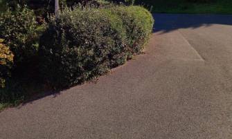 POMOZTE NÁM ZVÝŠIT BEZPEČNOST PROVOZU, PROVÁDĚJTE PRAVIDELNÝ OŘEZ ZELENĚ